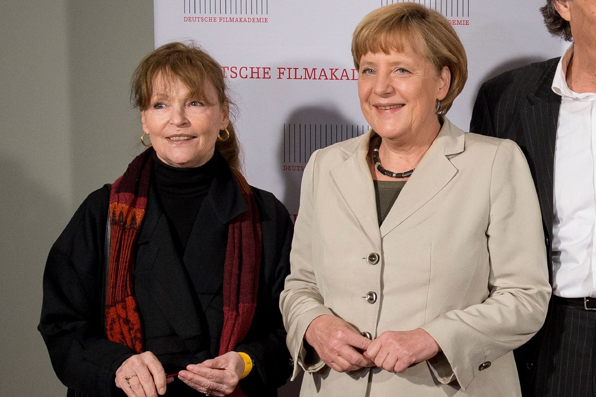 Angelica Domröse und Angela Merkel 2013 in Berlin.