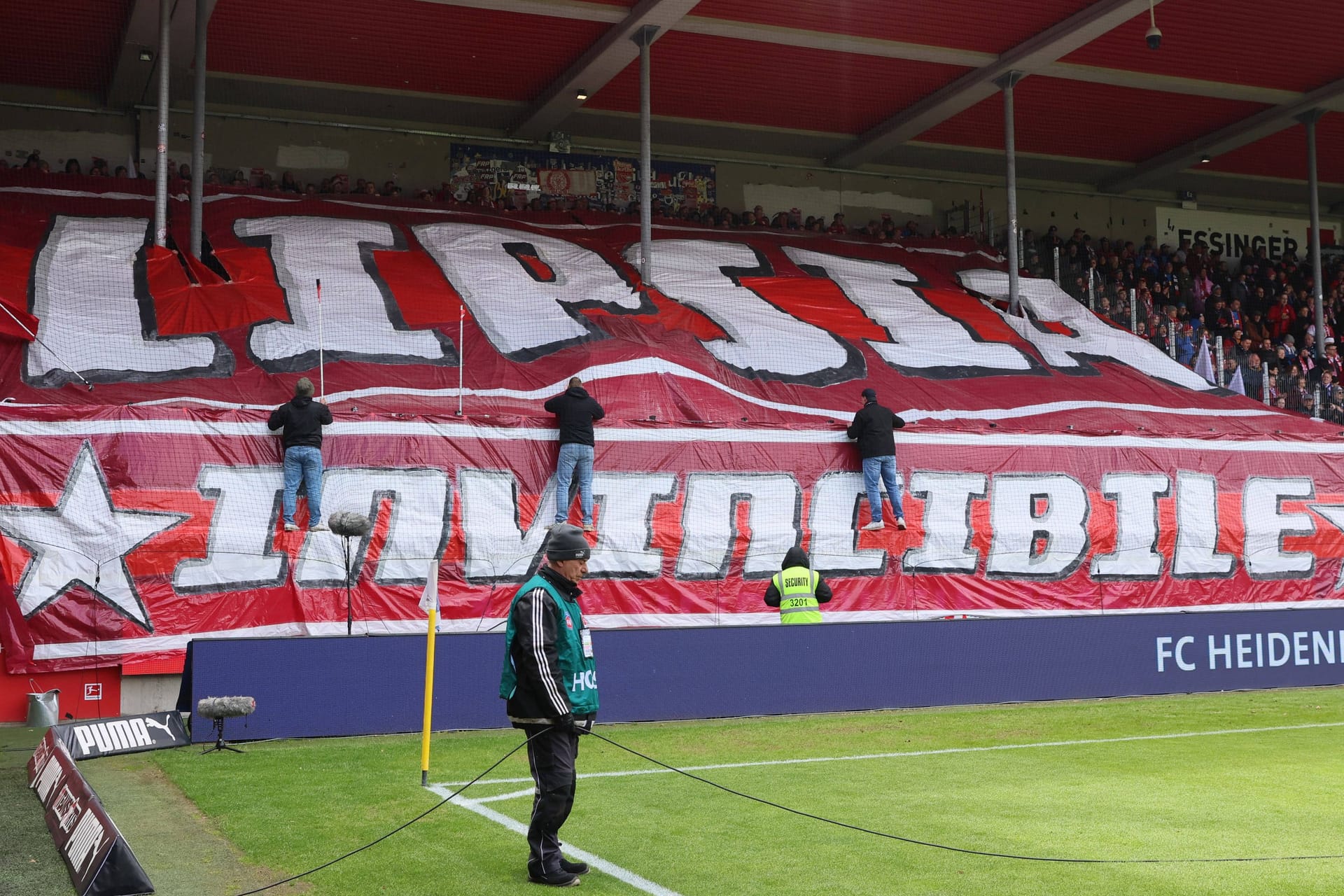 Fans von RB Leipzig im Stadion des 1. FC Heidenheim: Der Klub und seine Anhänger werden vielerorts kritisch gesehen.