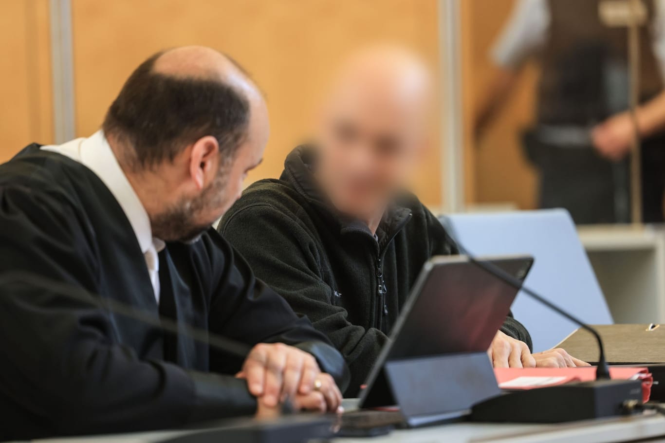 Der Angeklagte (r.) sitzt neben seinem Anwalt: Der Berufssoldat steht wegen schwerer Spionage für Russland vor dem Düsseldorfer Oberlandesgericht.