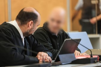 Der Angeklagte (r.) sitzt neben seinem Anwalt: Der Berufssoldat steht wegen schwerer Spionage für Russland vor dem Düsseldorfer Oberlandesgericht.