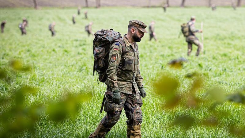 Wo ist Arian? Hunderte Einsatzkräfte durchkämmen seit Montagabend den Heimatort des Jungen.