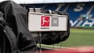 DFL-Logo auf einer Kamera am Spielfeld: Der Streit zwischen der Deutschen Fußball-Liga und DAZN geht weiter.