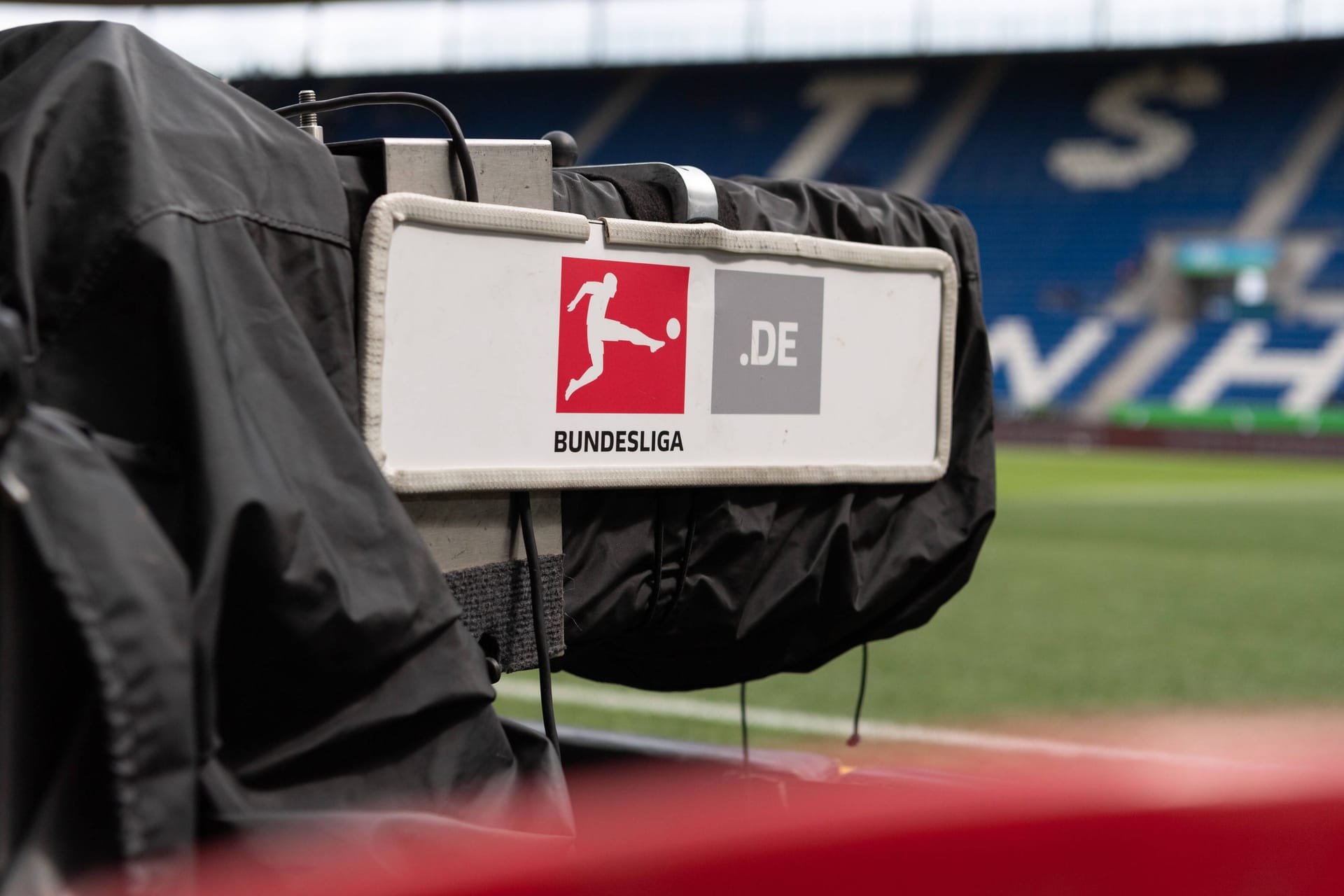 DFL-Logo auf einer Kamera am Spielfeld: Der Streit zwischen der Deutschen Fußball-Liga und DAZN geht weiter.