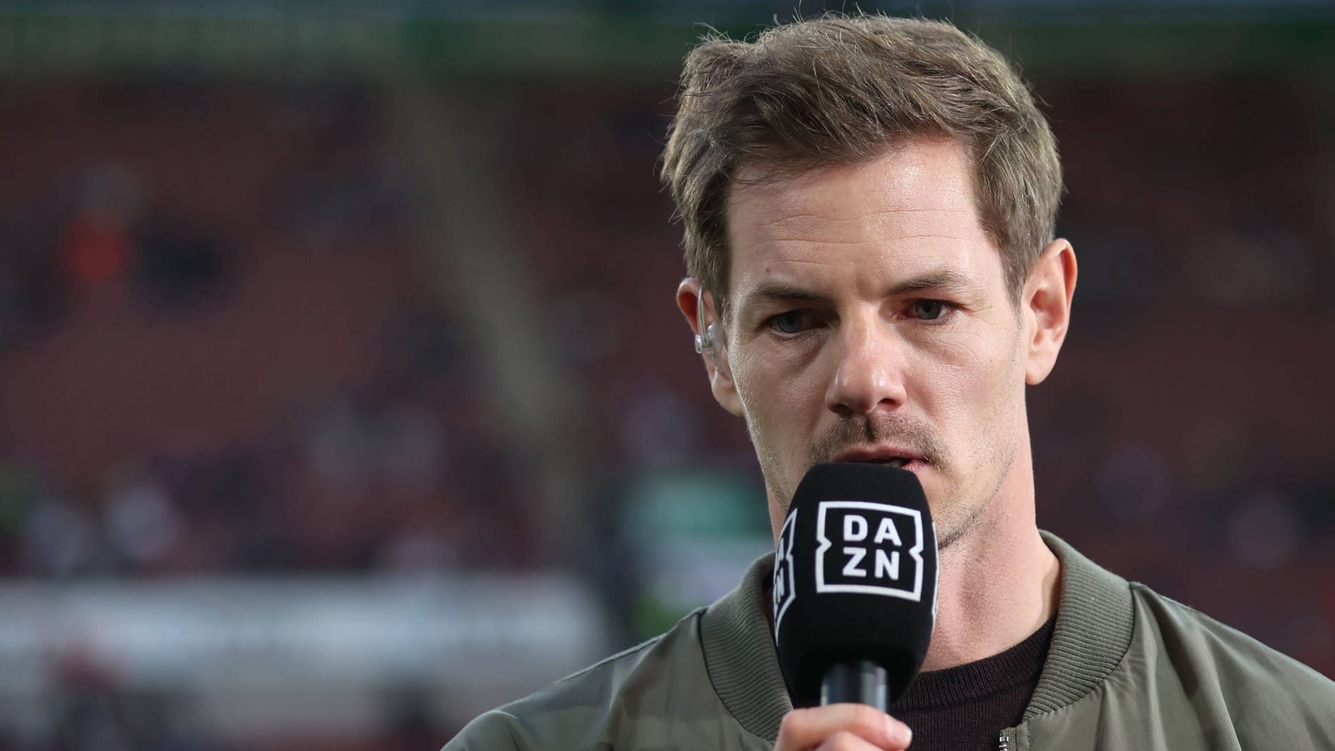 DAZN-Moderator Alex Schlüter: Der Streamingsender ist unzufrieden mit der Rechtevergabe.