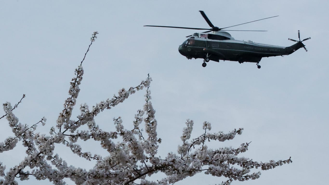 Kirschblüten als politisches Symbol: US-Präsident Joe Biden an Bord des Helikopters "Marine One" (Archivbild).