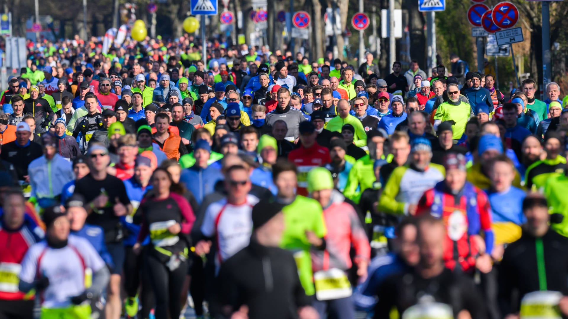 Starter laufen beim Hannover Marathon (Archivbild): Vor der Veranstaltung musste die Polizei 296 Autos abschleppen.