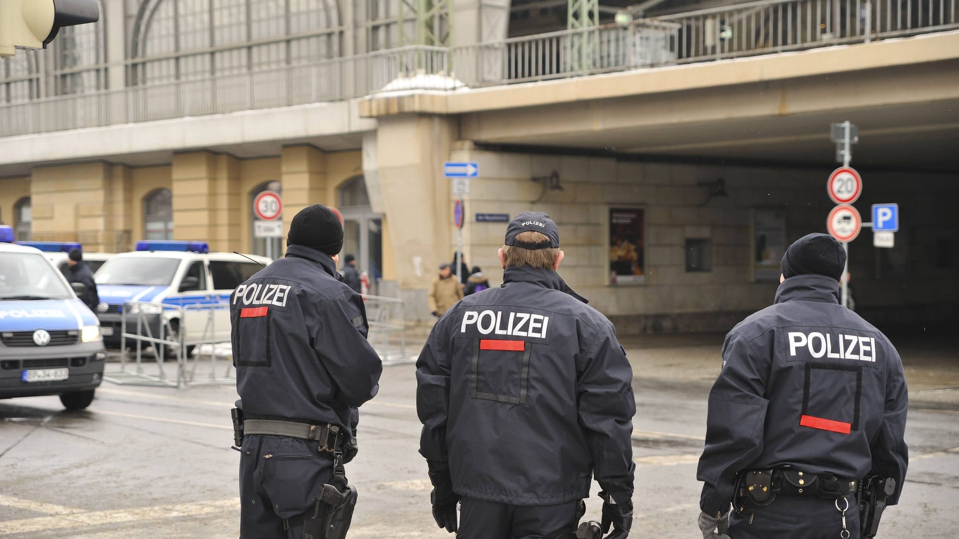 Polizisten am Dresdner Hauptbahnhof (Archivbild): Eigentlich war die Kontrolle beendet, doch dann zeigte ein 28-Jähriger die verfassungsfeindliche Geste.