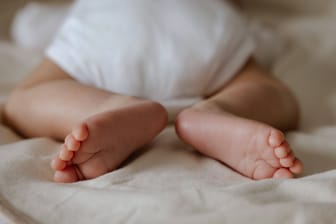 Ein Baby im Bett (Symbolbild): Die Frau wurde festgenommen.