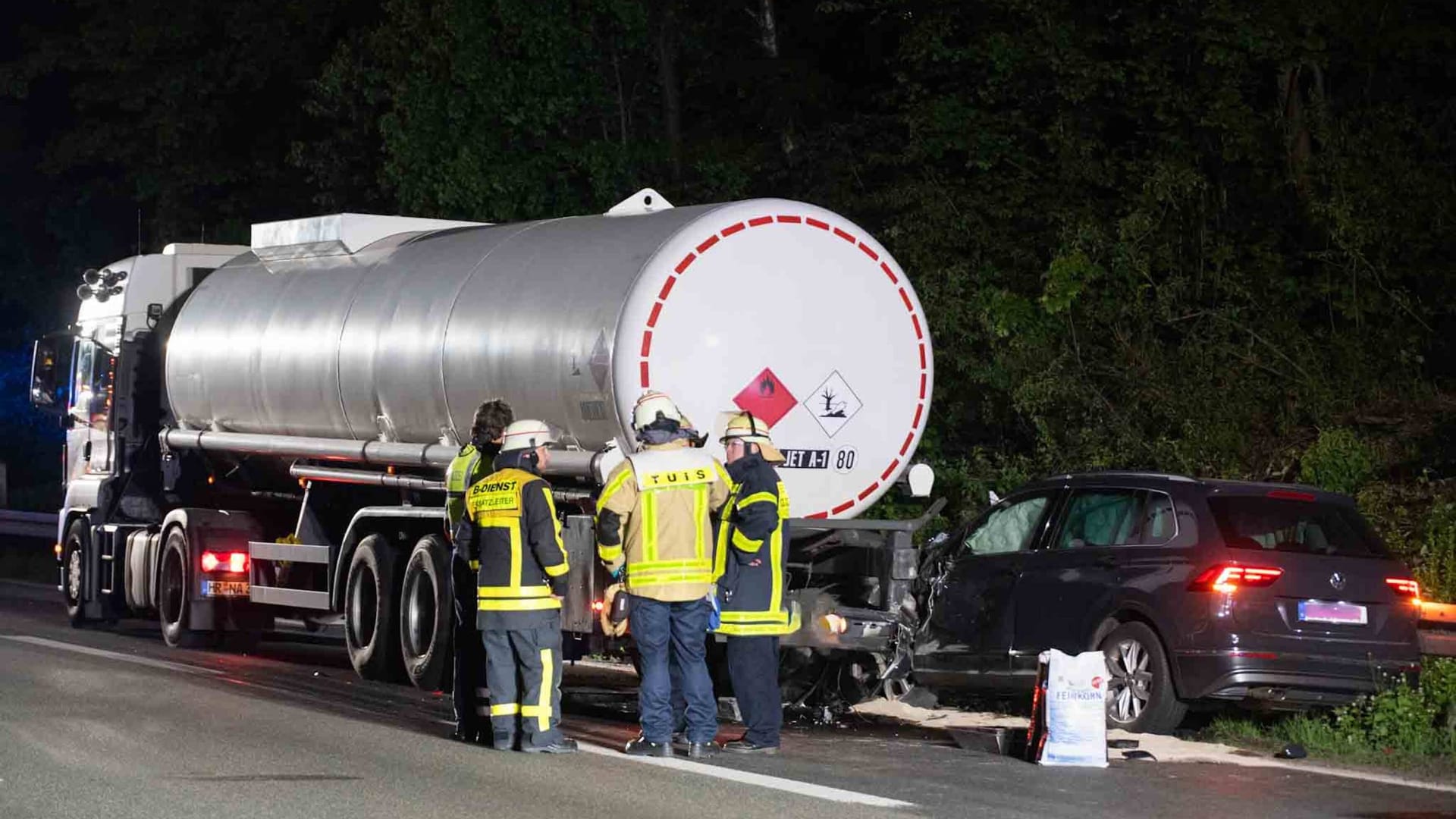 Unfallstelle bei Gladbeck: Die Autobahn musste stundenlang gesperrt werden. Unfallstelle bei Gladbeck: Die Autobahn musste stundenlang gesperrt werden.