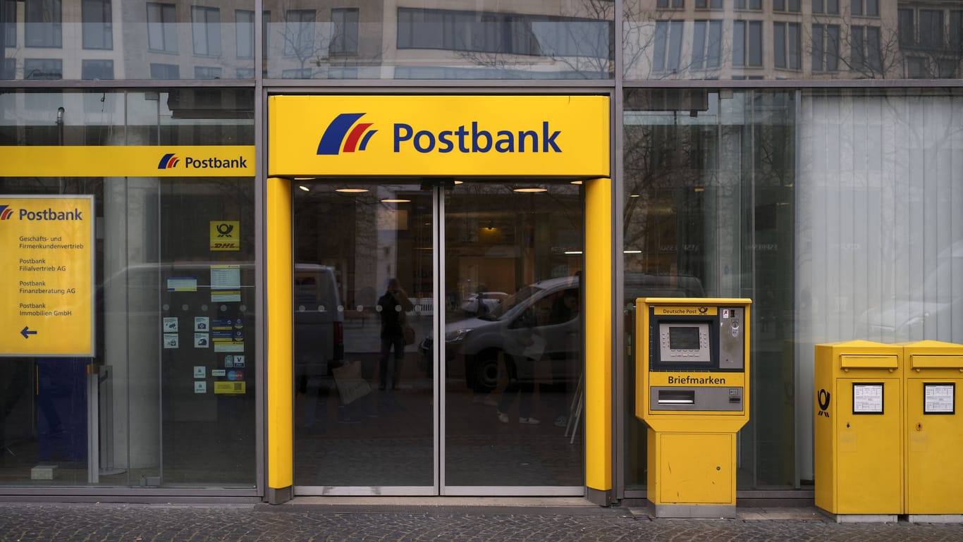 Blick auf eine Postbank-Filiale: Die Gewerkschaft fordert für die Beschäftigten bessere Konditionen.