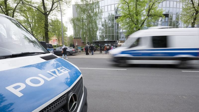 Fahrzeuge der Polizei stehen und fahren vor der Veranstaltungshalle des Palästina-Kongress 2024: Die propalästinensische Veranstaltung soll vom 12. bis 14. April stattfinden.