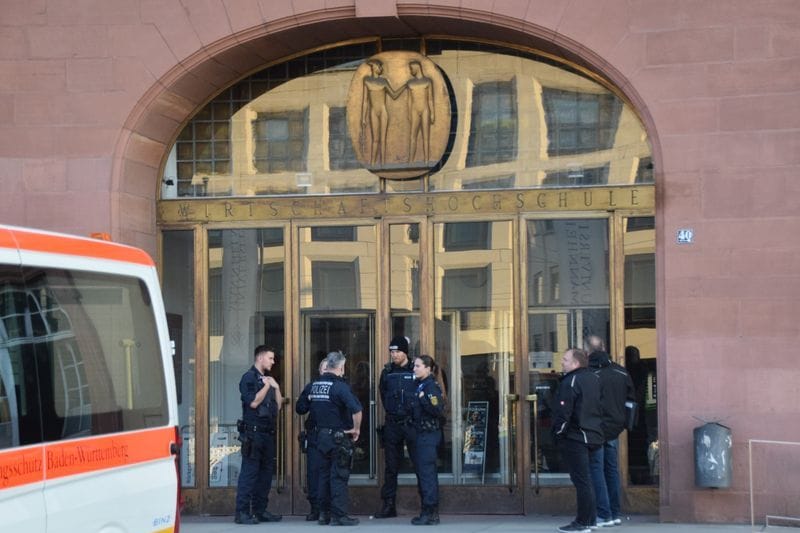 Polizisten stehen vor der Universität in Mannheim: Hier geschah der tödliche Einsatz.