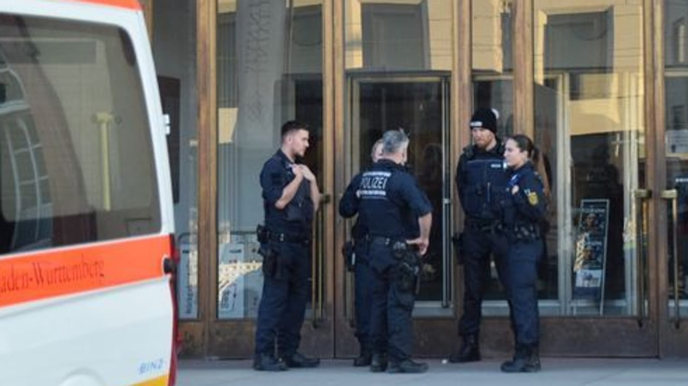 Polizisten stehen vor der Universität in Mannheim: Hier geschah der tödliche Einsatz.