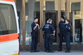 Polizisten stehen vor der Universität in Mannheim: Hier geschah der tödliche Einsatz.