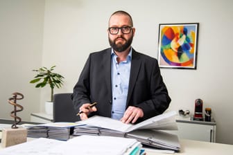 Sven Reiners in seinem Büro in Berlin: Der Chefarzt und Vollzugsleiter des Maßregelvollzugs hat angekündigt, die Spezialklinik zu verlassen.