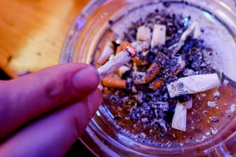 Eine qualmende Zigarette (Symbolbild): Kommt es in Deutschland zu einem Rauchverbot?