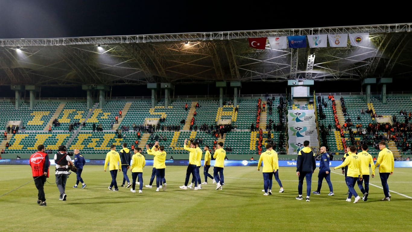 Fenerbahçes Jugendspieler begrüßen die mitgereisten Fans ihres Klubs.