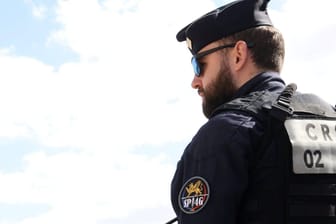 Bewaffneter Polizist in Paris (Archivbild): Vor Olympia ist die Sicherheitslage besonders angespannt.