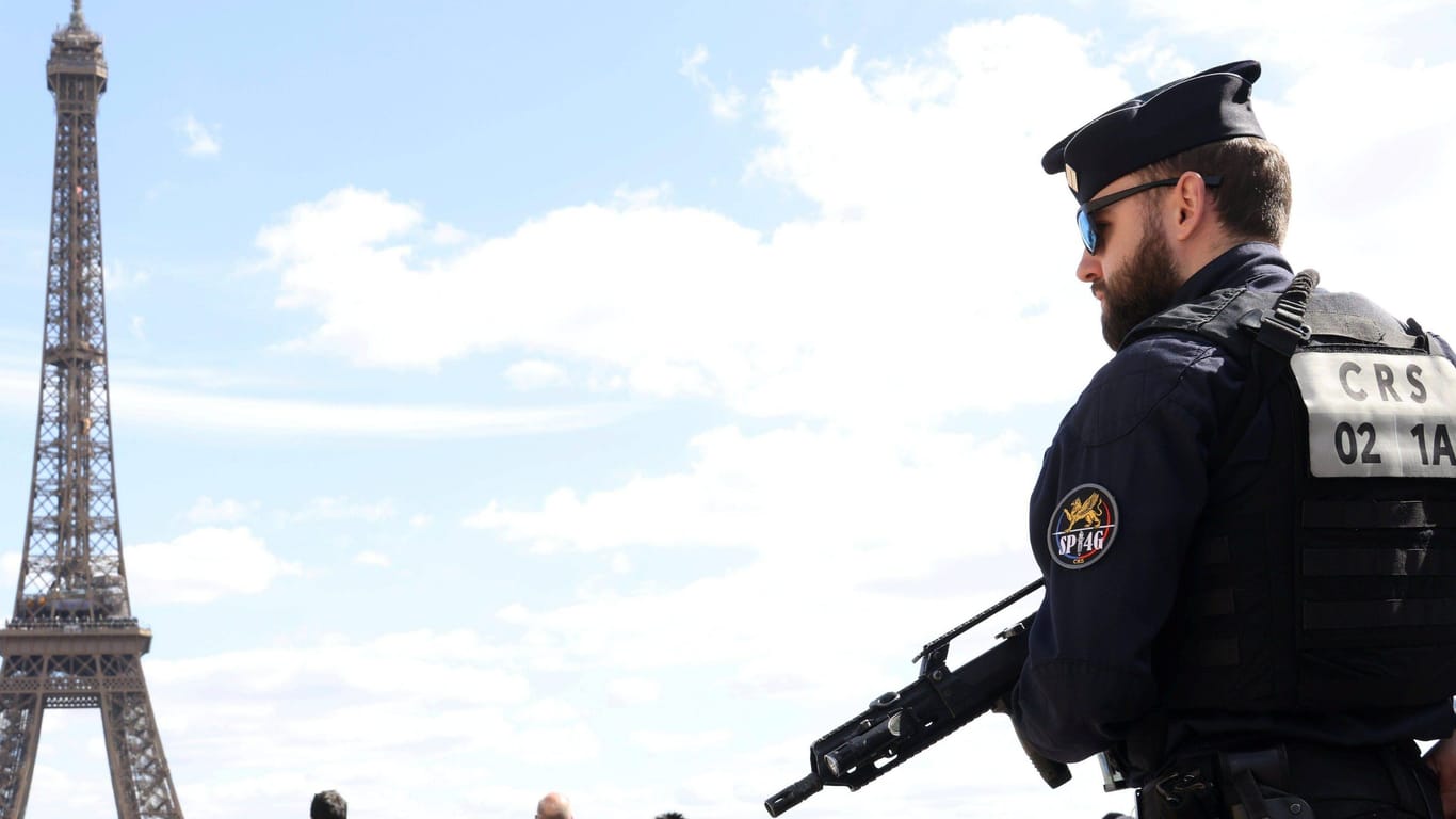 Bewaffneter Polizist in Paris (Archivbild): Vor Olympia ist die Sicherheitslage besonders angespannt.