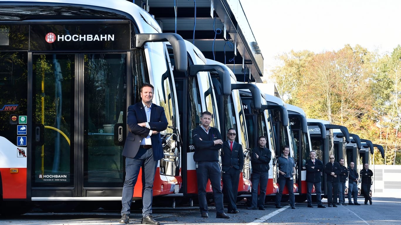 Zahlreiche E-Busse stehen auf dem Busbetriebshof Alsterdorf (Archivfoto): Mitte des Jahres wird die Hochbahn über 199 Solo- und 61 Gelenkbusse mit Batterieantrieb verfügen.