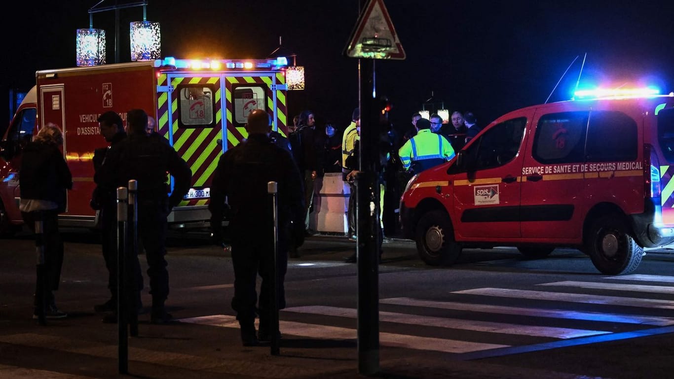 Ein Messerangreifer ist in der südwestfranzösischen Großstadt Bordeaux nach einer tödlichen Attacke von der Polizei erschossen worden.