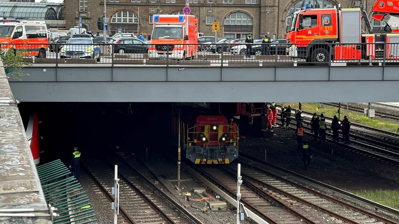 Rettungsfahrzeuge sind am Hauptbahnhof im Einsatz, nachdem ein kleiner Bauzug entgleiste.