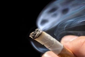 Zigarettenqualm: Auch diejenigen, die ihn nicht aktiv konsumieren, sind gefährdet.