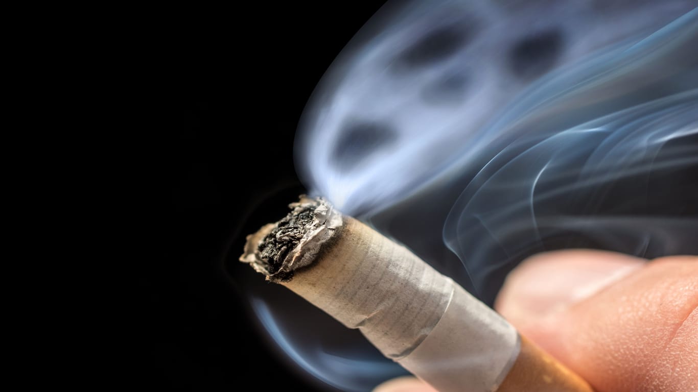 Zigarettenqualm: Auch diejenigen, die ihn nicht aktiv konsumieren, sind gefährdet.