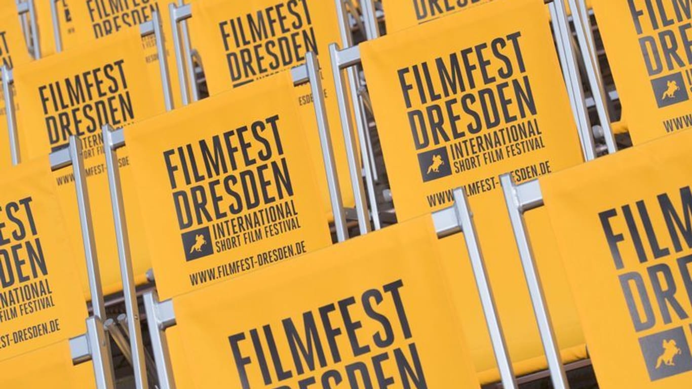 Klappstühle mit der Aufschrift «Filmfest Dresden» stehen auf dem Neumarkt.