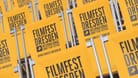 Klappstühle mit der Aufschrift «Filmfest Dresden» stehen auf dem Neumarkt.