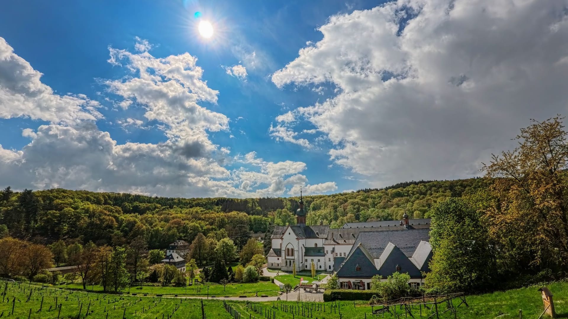 Aprilwetter über Kloster Eberbach