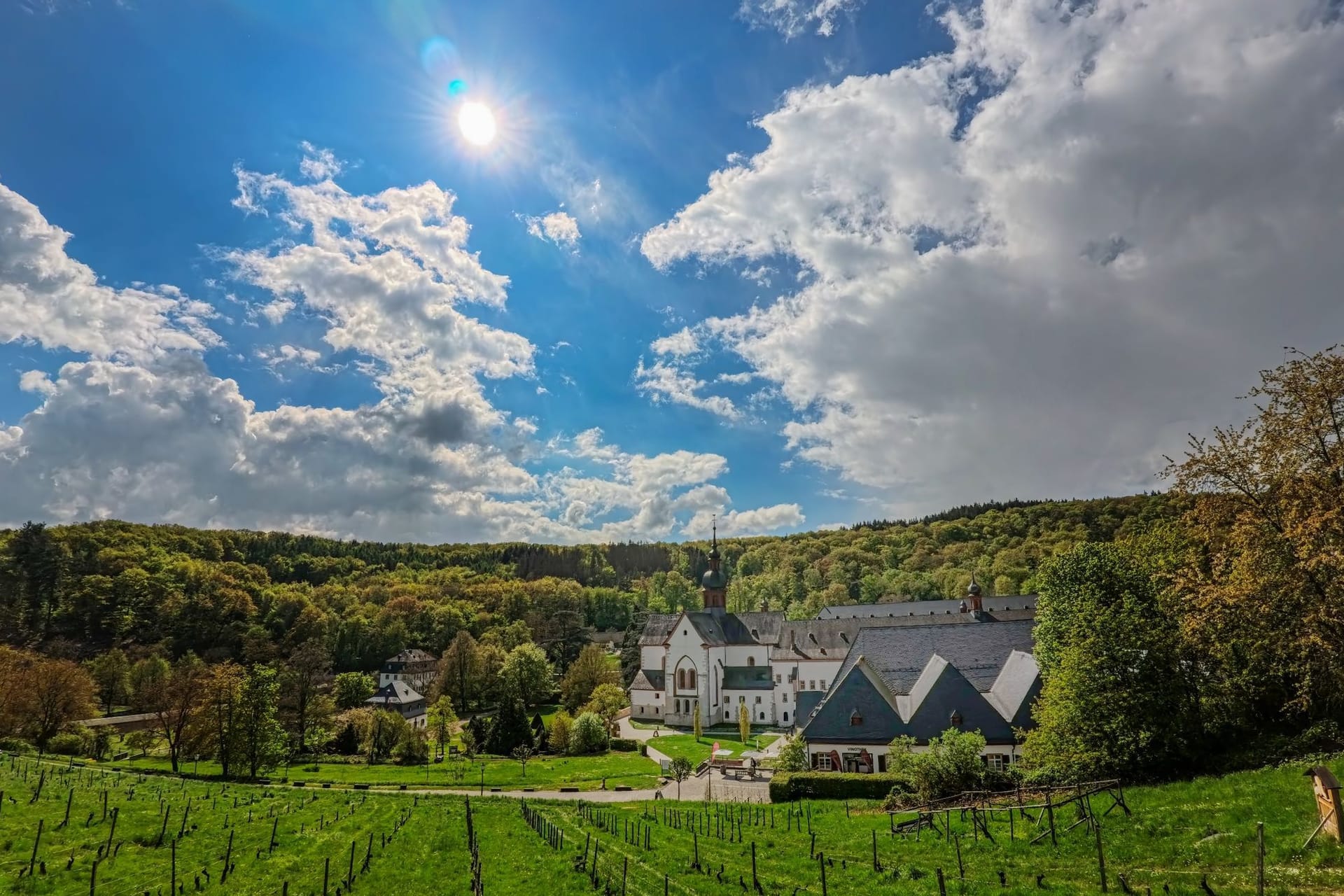 Aprilwetter über Kloster Eberbach