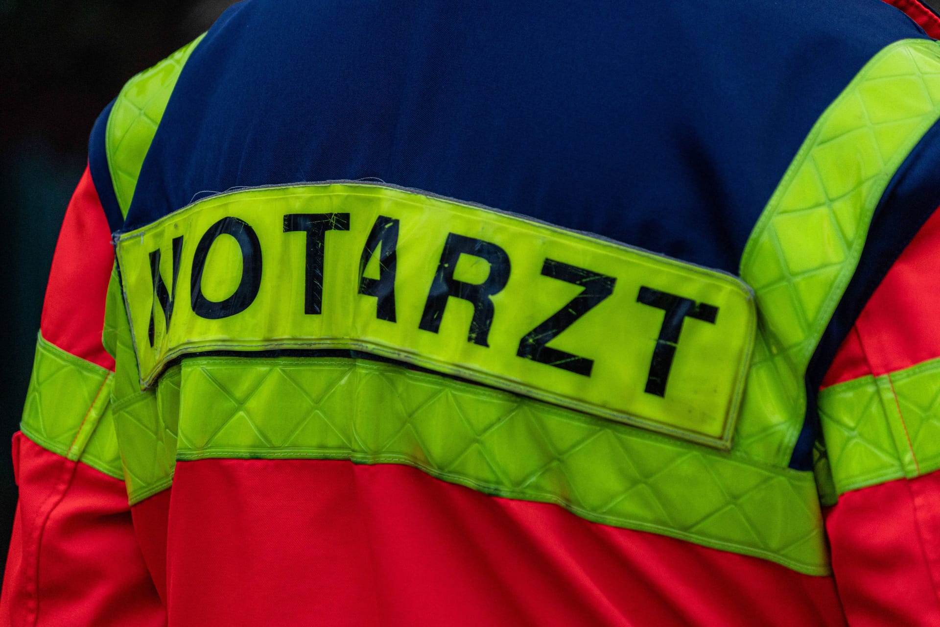 Ein Notarzt (Symbolbild): In Berlin-Reinickendorf mussten Rettungskräfte einen schwerverletzten Mann versorgen.