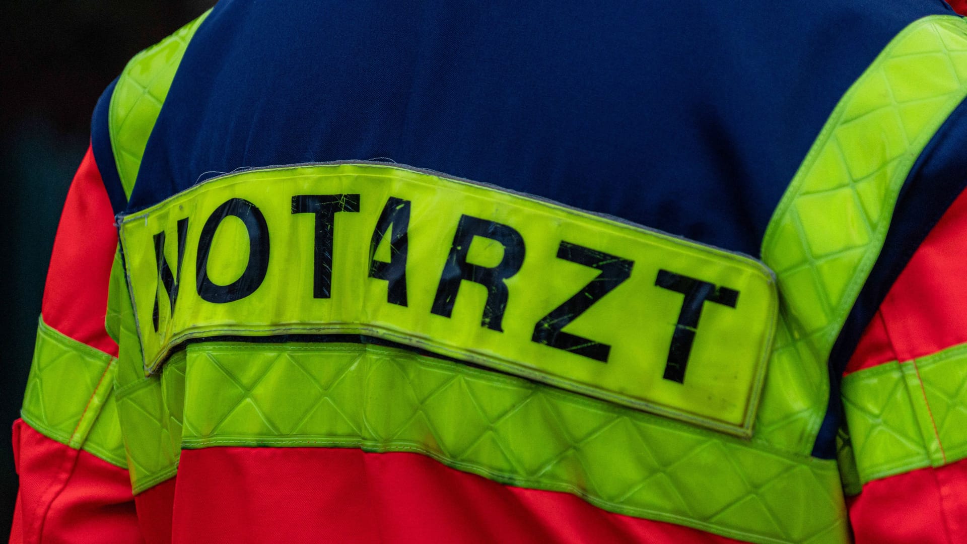 Ein Notarzt (Symbolbild): In Berlin-Reinickendorf mussten Rettungskräfte einen schwerverletzten Mann versorgen.