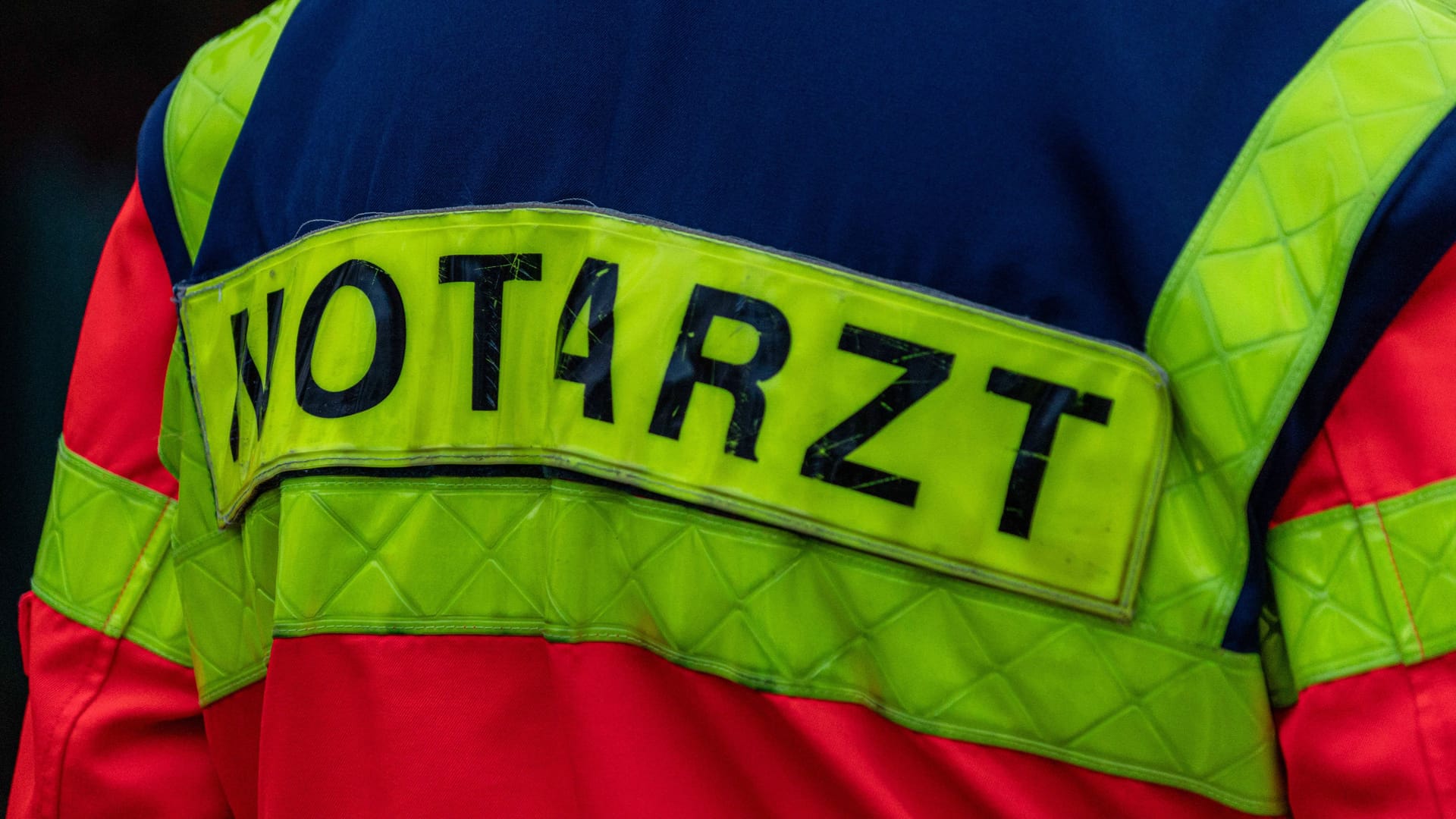 Ein Notarzt (Symbolbild): In Berlin-Reinickendorf mussten Rettungskräfte einen schwerverletzten Mann versorgen.