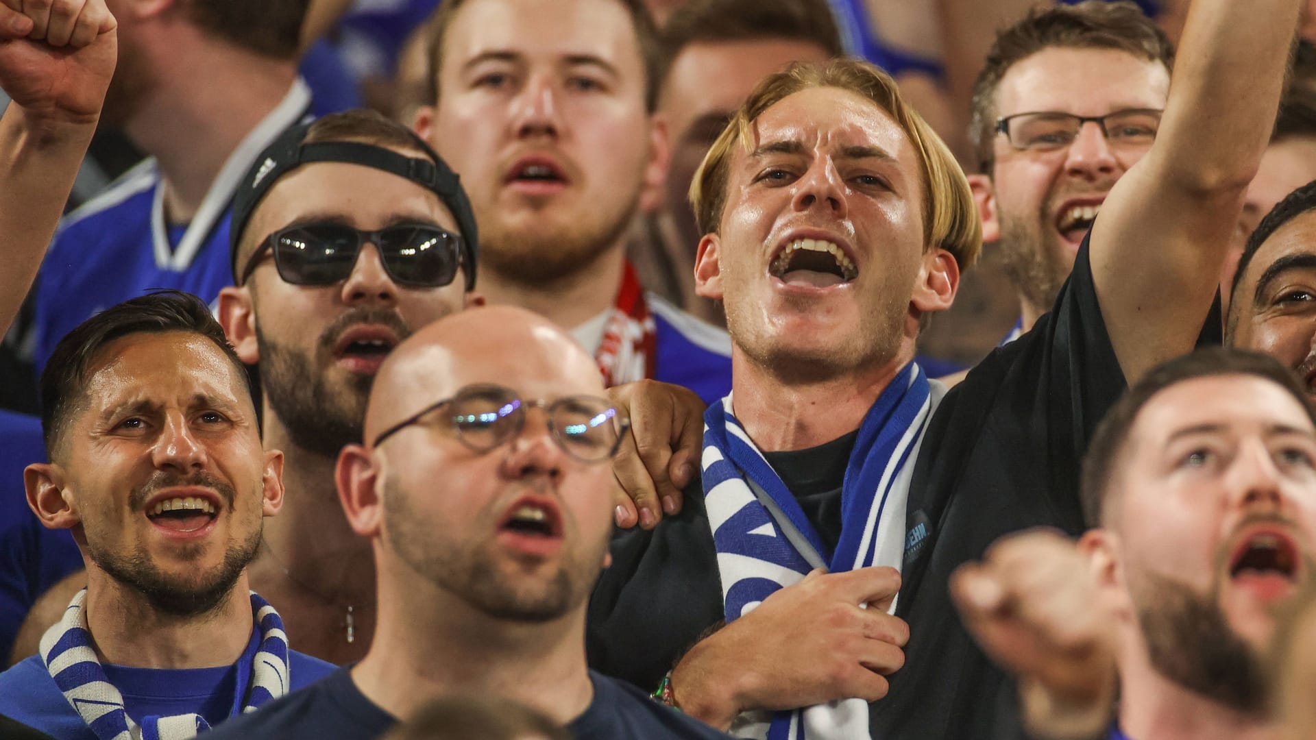 Steven Skrzybski (unten links) und Timo Becker (in schwarz) in der Schalker Nordkurve: Die beiden Fußball-Profis laufen eigentlich für Holstein Kiel auf.