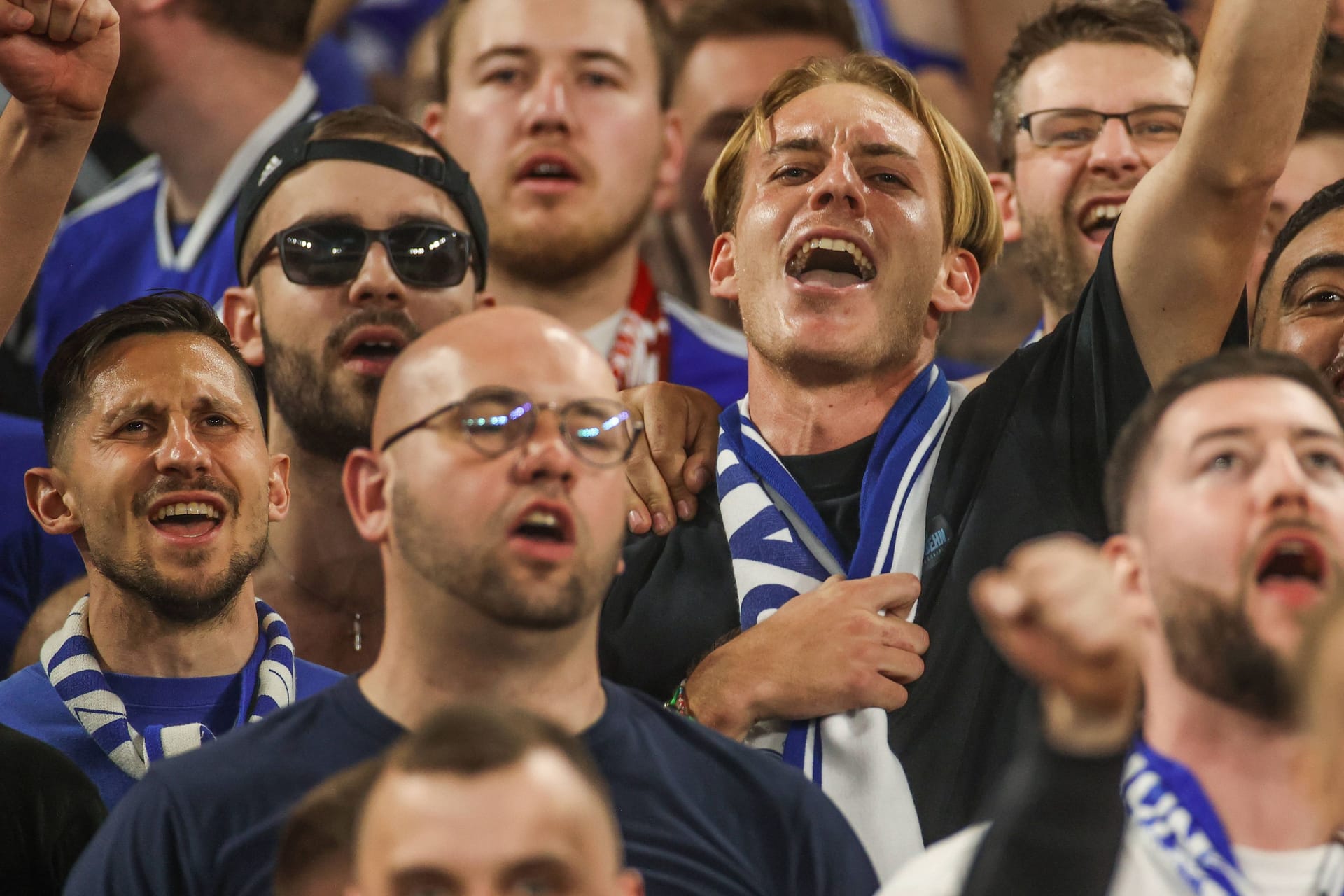 Steven Skrzybski (unten links) und Timo Becker (in schwarz) in der Schalker Nordkurve: Die beiden Fußball-Profis laufen eigentlich für Holstein Kiel auf.