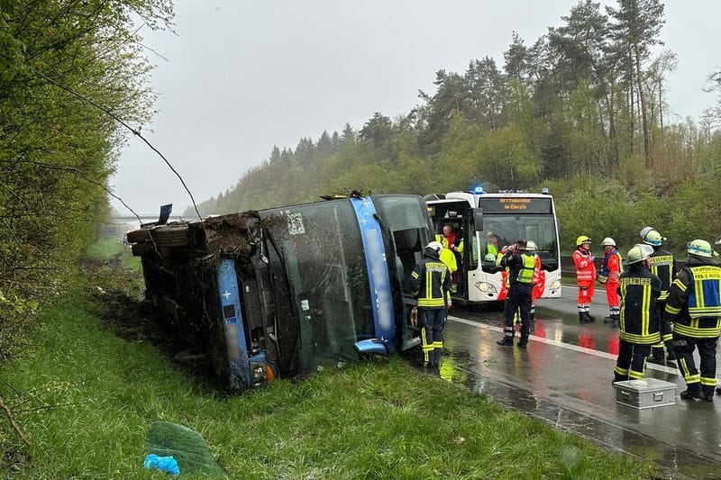 Der verunglückte Bus der Schülergruppe.