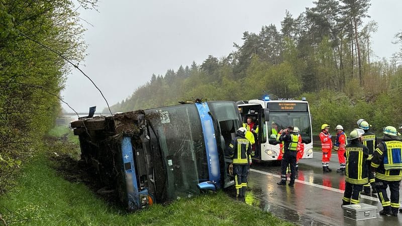 Der verunglückte Bus der Schülergruppe.