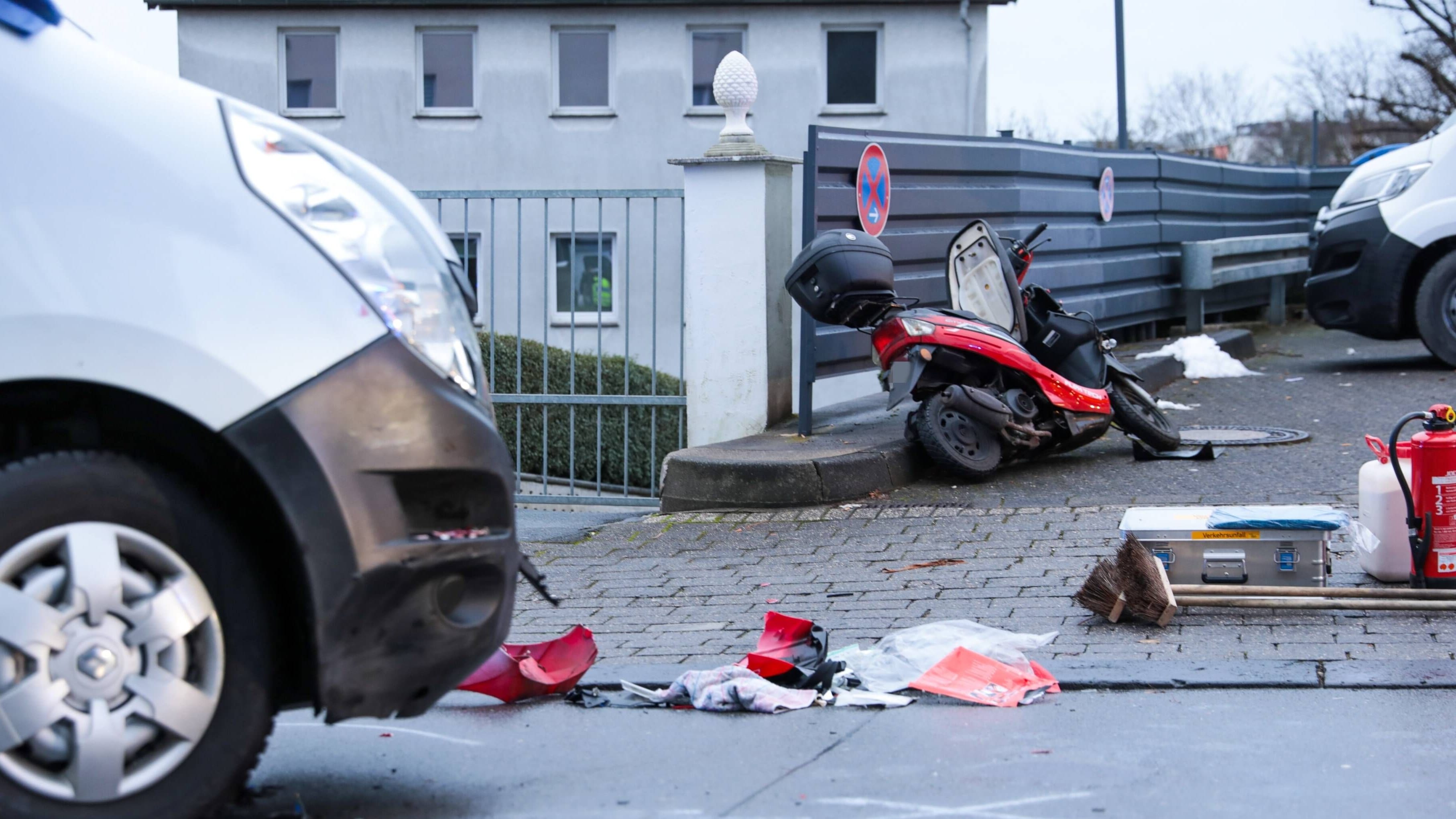 Osterholz-Scharmbeck: Rollerfahrer stirbt nach Unfall – Helm gesucht