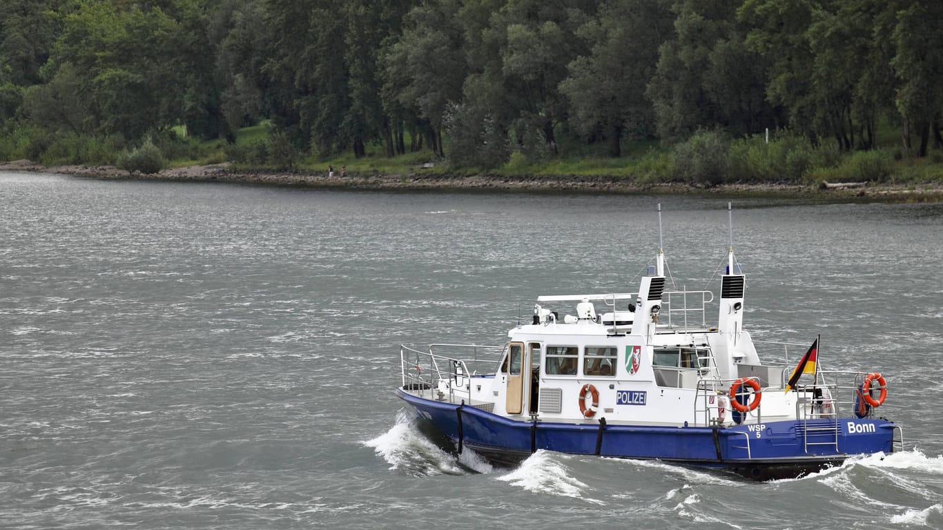 Polizeiboot der Wasserschutzpolizei (Symbolbild): Die Polizei sucht noch nach Zeugen.