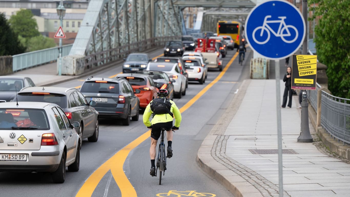 Ein Radfahrer fährt auf der Elbbrücke Blaues Wunder auf einem Radweg. Der Radfahrstreifen ist Teil eines Versuchs, mit dem die Stadt eine neue Aufteilung des Verkehrsraums erproben will.