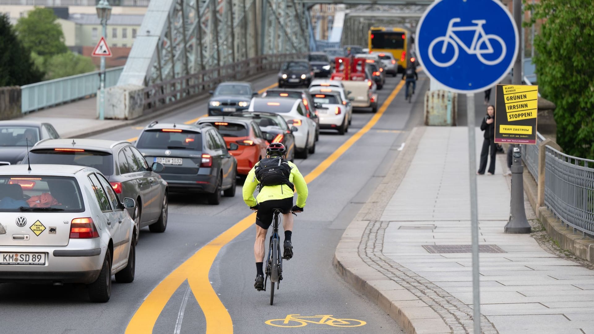 Ein Radfahrer fährt auf der Elbbrücke Blaues Wunder auf einem Radweg. Der Radfahrstreifen ist Teil eines Versuchs, mit dem die Stadt eine neue Aufteilung des Verkehrsraums erproben will.