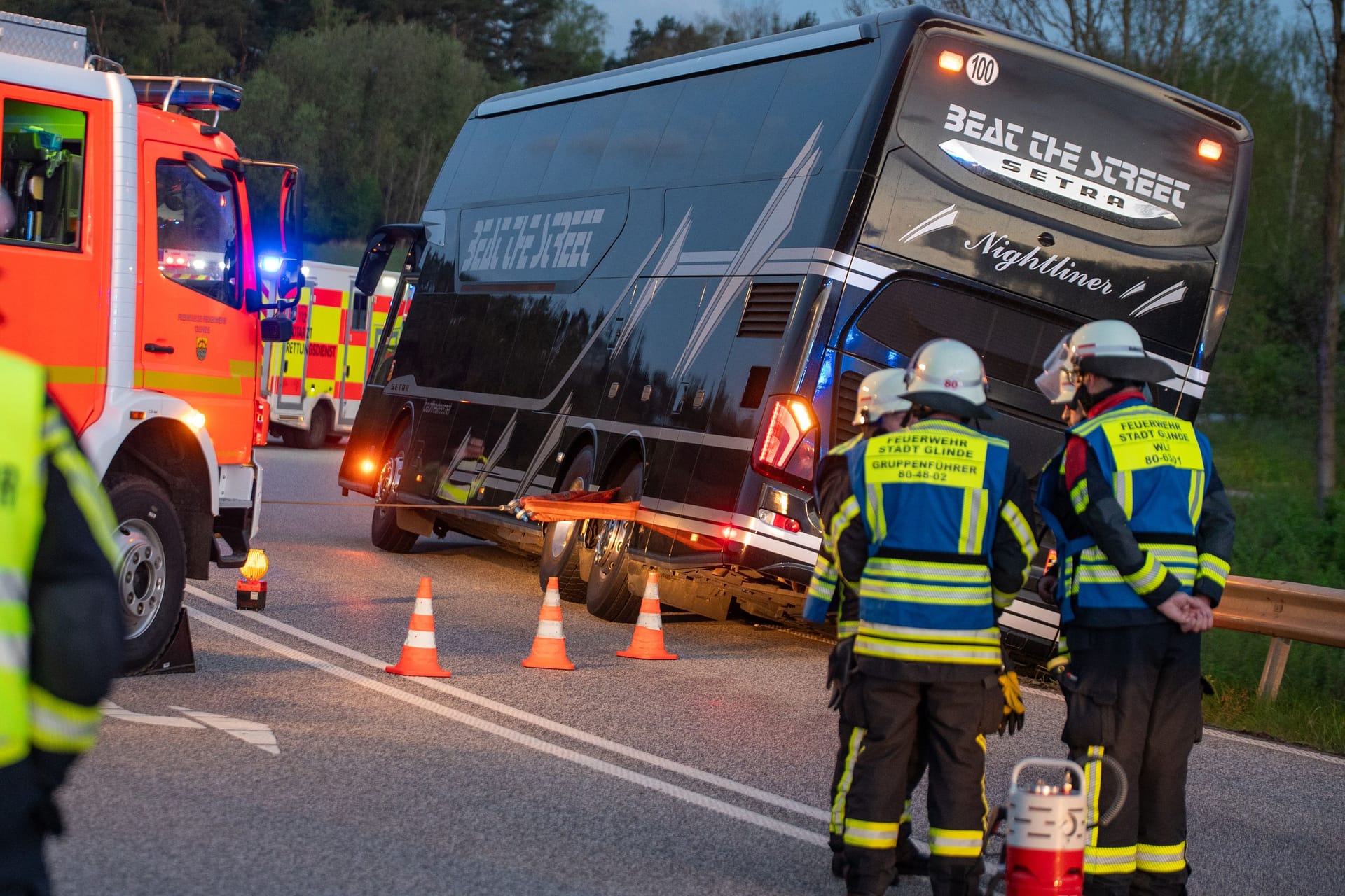 Der verunfallte Tourbus wurde von der Leitplanke gehalten: Alle sieben Personen blieben unverletzt.