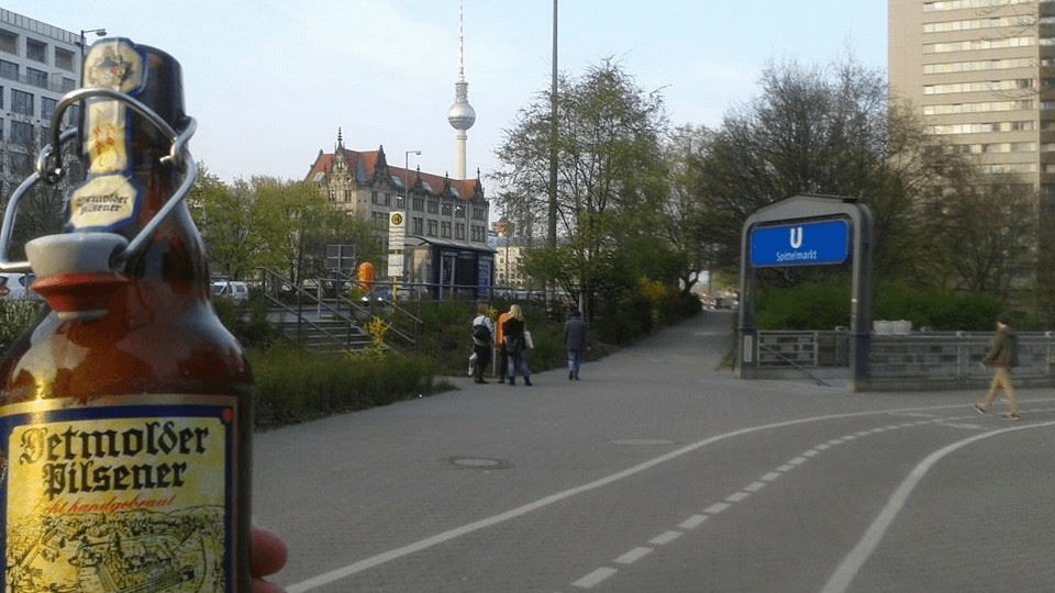 Eine Flasche "Detmolder Pilsener" in Berlin: Ein Stück OWL in der Hauptstadt.