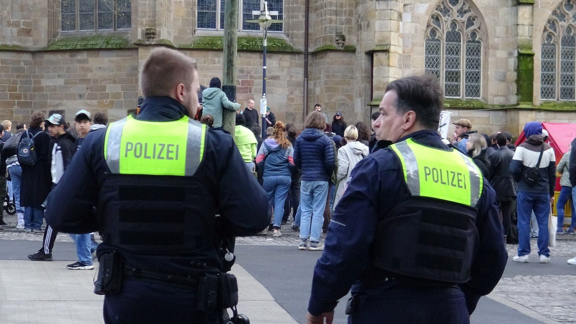 Polizeibeamte sichern die Trauerkundgebung für einen verstorbenen Obdachlosen am vergangenen Freitag in der Innenstadt.