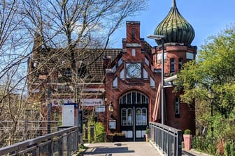 Blick auf den Bahnhof Hasselbrook: Das Gebäude gehört zu den letzten seiner Art in Hamburg.