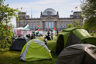 11.04.2024, Berlin: Seit Montag haben Pro-Palästina-Aktivisten ein Protestcamp vor dem Reichstagsgebäude aufgebaut.