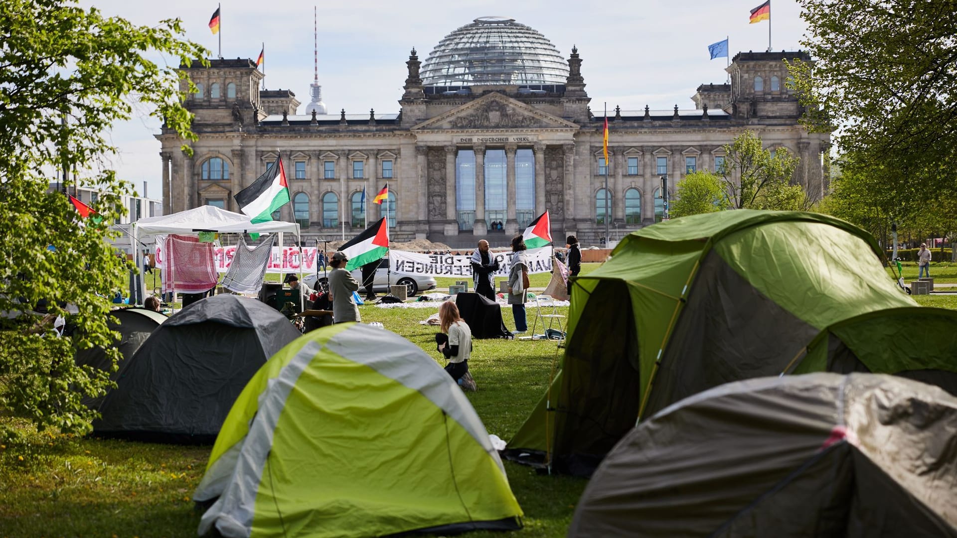 11.04.2024, Berlin: Seit Montag haben Pro-Palästina-Aktivisten ein Protestcamp vor dem Reichstagsgebäude aufgebaut. 11.04.2024, Berlin: Seit Montag haben Pro-Palästina-Aktivisten ein Protestcamp vor dem Reichstagsgebäude aufgebaut.