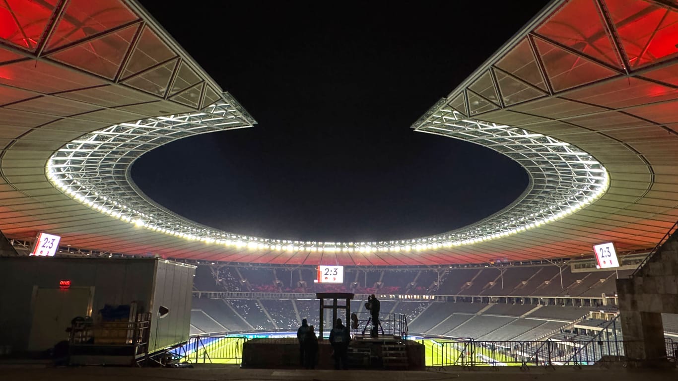 Das Olympiastadion in Berlin bei Nacht: Die historische Spielstätte in der Hauptstadt ist eines von zehn Stadien bei der EM 2024.